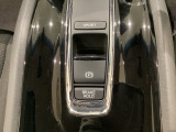 セレクトレバーの下に電子制御パーキングブレーキがあります。スイッチひとつで、停車した地点の傾斜などをシステムが検知・判断してブレーキ力を自動的に最適制御し、しっかり停車できるパーキングシステムです。