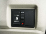 ◆片側電動スライドドア◆狭い駐車場でも乗り降りが楽々♪お子様が隣の車にドアを当ててしまう心配もございません!小さなお子様連れの方もこれで安心。