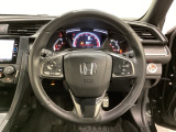 ハンドルにHondaセンシング系のクルーズコントロールやレーンキープアシストなどのスイッチと、オーディオの操作スイッチが装備されています。ハンドルから手を離さず安全に操作できます。