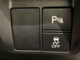 VSA装備車です。VSAはドライバーの操作と車の動きを見守っています。もし車の挙動が乱れたとき、4輪別々にブレーキをかけたり、エンジンパワーをしぼることによって車を安定させます。