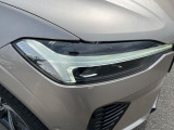 【LEDヘッドライト】悪天候や夜間走行時も良好な視界を確保し、安心して運転できる高輝度LEDヘッドライト!北欧神話に登場する「トールハンマー」をモチーフにした、一目でボルボとわかるデザインです。