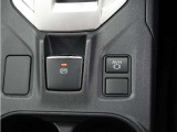 電子制御パーキングブレーキ搭載で指一本で簡単に操作することができます。さらに停車中に、ブレーキペダルを踏み続けなくても、自動的にブレーキを保持する機能である、オートマチックブレーキホールド付きです。