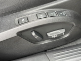 【運転席パワーシート】リクライニングからシートリフターまで、スイッチ一つで簡単にシートの微調整が可能!自分に最適なシートポジションにセットして、快適なドライブをお楽しみください。