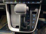 操作しやすいATシフトです♪シフトチェンジを気にしなくていいので運転だけに集中できますね!自然と手に届くところにある、手になじむ形状のシフトノブがいいですね♪