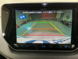 リバースギアに入れるだけで後方の表示へ切り替わります。夜間や雨の日の駐車も楽になりますよ。