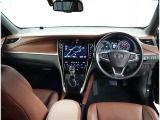 オシャレなインテリアで運転する気分も盛り上がりますよね^^