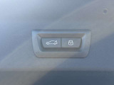 電動リアゲート装備です。バンパー下でのキックスイッチも装備されております。