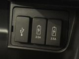 【充電用USBジャック】ついつい出先でスマホを使いすぎちゃった、そんなご経験はありませんか?ケーブルさえ持っていれば、車内でしっかり充電できちゃいますよ!