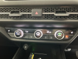 【左右独立オートエアコン】左右席で独立温度コントロールが可能です。運転席はキンキンに冷やして助手席はマイルドにと言った設定が可能です☆暑さ寒さでケンカすることもなくなりますね♪