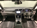 車内は光触媒抗菌消臭施工済です。スタイリッシュなデザインでスポーティなインパネ周りを演出します。グローブボックスやカップホルダーのほかにトレーなどたくさんの収納スペースが付いています。