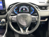 インテリアに合わせたデザインのステアリングは、運転される方のことも考え、運転しやすい形状、大きさです。是非一度、実際に触ってお確かめください。