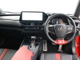 視認性の高さと美しさを兼ね備えたモーショングラフィックスによる先進のインターフェース。「F SPORT」専用アナログクロック(GPS時刻補正機能付)や専用アルミ製スポーツペダルなどが採用されています。