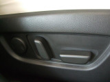 運転席にはメモリー機能付きの電動シートを採用しています。