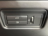 ボタン1つで自動開閉するパワーテールゲート搭載!ドアを上げ下げすることなく楽々開閉。
