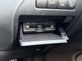 【ETC】有料道路を利用する際に料金所で停止することなく通過できる、ETC車載器(ノンストップ自動料金収受システム機器)が装備されています。セットアップを行うことで利用可能になります。