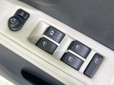 【電動格納ミラー】サイドミラーは電動格納式となっており、狭い駐車場でもキズがつくリスクを抑えられます。