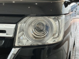LEDヘッドライトは、点灯の瞬間から最大光量を発揮し、突然暗くなるトンネルなどでの安定感を高めます。
