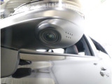 助手席側で見えにくい左前方の映像を、車内のマルチファンクションディスプレイに映し出します。前方への駐車や左寄せ、狭い道でのすれ違いなど、さまざまなシーンで安心して運転できる便利な機能です。