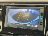リバースギアに入れるだけで後方の表示へ切り替わります。夜間や雨の日の駐車も楽になりますよ。
