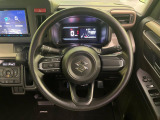 インテリアに合わせたデザインのステアリングは、運転される方のことも考え、運転しやすい形状、大きさです。是非一度、実際に触ってお確かめください。