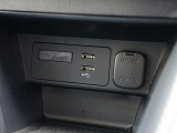 CD/DVD再生プレーヤーは装備されておりませんがフルセグTVチューナー、USB端子やブルートゥースオーディオは備えています。