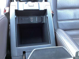 運転席/助手席の間のコンソールボックスにはUSB端子が装備されてます。