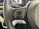 ステアリングにオーディオ操作スイッチが付いています。オーディオ画面に直接タッチしなくても操作が出来ますので、運転に集中できます。