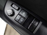 運転席から左右のドアミラーの開閉が可能です♪駐車場でのドアミラーの折り畳みが簡単です♪