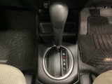 CVT車のセレクトレバーです。低速から高速まで、変速ショックのないスムーズな走りを実現するとともに、エンジン効率のよい領域を維持することで燃費にも貢献します。