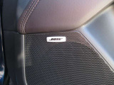 BOSEサウンドシステムを搭載。「良い音を出す」ではなく、その車種のごとに特徴を計算(車種専用設計)し、「反響音」を作り出すことによってどの座席でも自分中心で音が聴こえ、「心地よい空間」を作り出します。