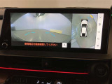 【パノラミックビューモニター】映像で、見づらい車両周辺の確認をアシスト。クルマを真上から見ているような映像を表示。 運転席から確認しにくい車両周囲の状況を把握。