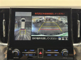 【パノラミックビューモニター】自車周辺をぐるりと俯瞰できるカメラで危険を察知。上空からの映像で自動車や障害物の位置が詳細に確認できるので、狭い駐車場でも安心して駐車できますね。