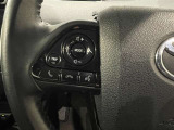 ステアリングスイッチ付きで、運転中に視線を前に向けたまま操作できます。