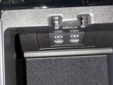 充電用USB端子付き。スマートフォンなどの充電に便利です。