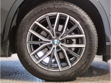 BMWの純正アロイホイールは軽量かつ強度にも優れているホイールで走行性能を引き上げる設計になっております。足元にもBMWは妥協がなくこだわっている個所になります。