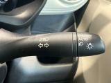 車外の明るさに応じでライトを点灯、消灯してくれるオートライト機能です☆お天気の良い昼間のトンネル走行などオートにしてると便利で安心です☆エンジン停止時にライトの消し忘れも無くなります☆