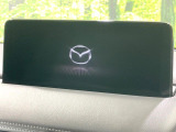 【10.25インチマツダコネクト】車内の雰囲気にマッチした大型ディスプレイ。スマホ接続でのナビ使用やBluetooth再生等、様々な機能が楽しめます。直感的なダイヤル操作が可能で、使い勝手も良好です。
