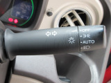 ライトコントロールレバー。AUTOは周囲の明るさに合わせてヘッドライトや車幅灯などが自動で点灯・消灯します。