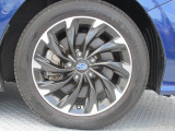 純正17インチアルミホイール。 タイヤサイズは215/50R17