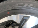 タイヤサイズは225/55R18です。