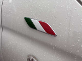フェンダーにはイタリア国旗を模したバッジを装着