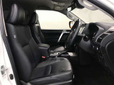 高いホールド性で運転姿勢が安定します。長距離ドライブでも疲れにくいのが魅力です。快適なドライビングライフをお送りください♪