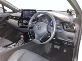 運転席周りのレイアウトをご覧ください。ナビゲーションが綺麗に装着されすっきり収まってますね!