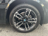 【BMWアロイホイル】軽量かつ強度に拘ったアロイホイル。走行性能ポテンシャルを引き出す設計。車の足元を引き締めてくれる大きなポイントはアロイホイルです。