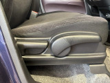 シートハイトアジャスターが付いているので運転姿勢を調整するのに便利ですね。身長に合ったシートポジションは安全運転や疲労軽減にもつながります。
