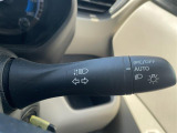 【オートライト(AUTO)】外の明るさをシステムが感知して、自動でヘッドライトが点灯します。ヘッドライトをつけ忘れを防ぐ便利機能です。