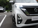 LEDヘッドランプ+LEDフォグランプを装備しております。ハイビームアシストとオートライト機能もありますので、周囲の状況に応じてライトを点灯&hArr;消灯してくれます。