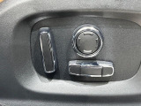 電動パワーシートですので運転中のシート調節も安全に行えます。微調整も可能ですのであなただけのドライビングポジションを実現します。