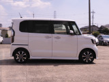 ◆アダプティブクルーズコントロール◆予め設定した車速内でクルマが自動的に加減速。前走車との適切な車間距離を維持しながら追従走行します。【LKAS】車線維持支援システムでステアリング操作を支援。