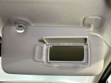 【運転席サンバイザー】鏡が付いているのでメイク直しなどにも便利★